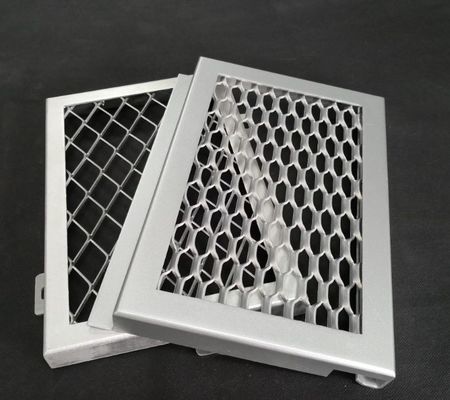 Le revêtement extérieur du mur est recouvert d'une moustiquaire en aluminium et d'un revêtement en poudre